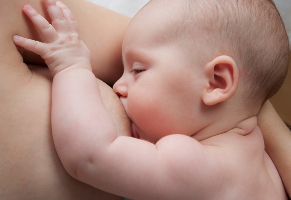 Nâng ngực chảy xệ sau sinh bằng cách nào?